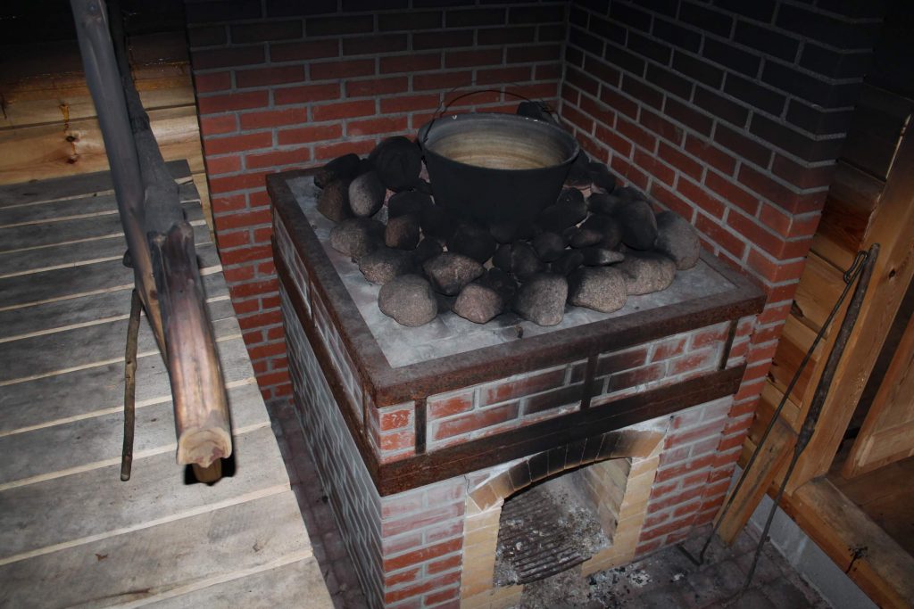 Smoke sauna heater with a cauldron