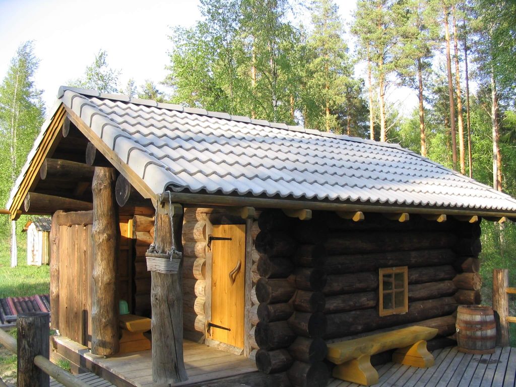 Smoke sauna with tiled roof