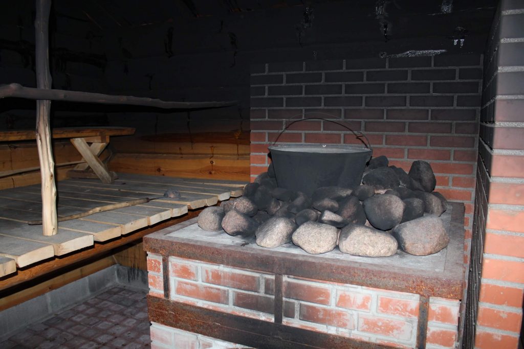 The correct height of the benches in a smoke sauna