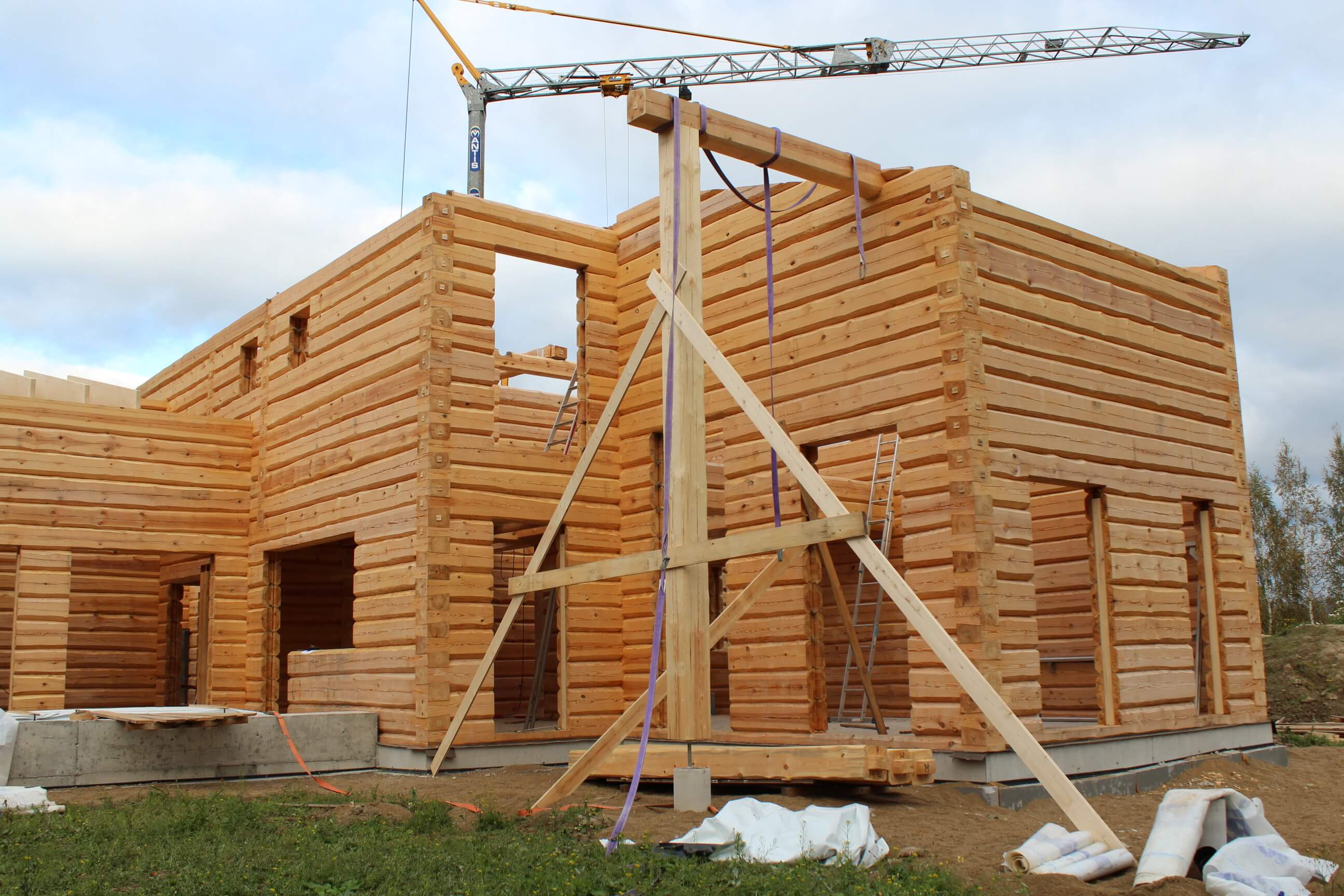 building a log home finally begins